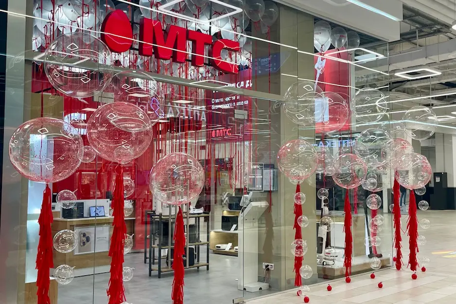 Вид снаружи на салон связи компании МТС