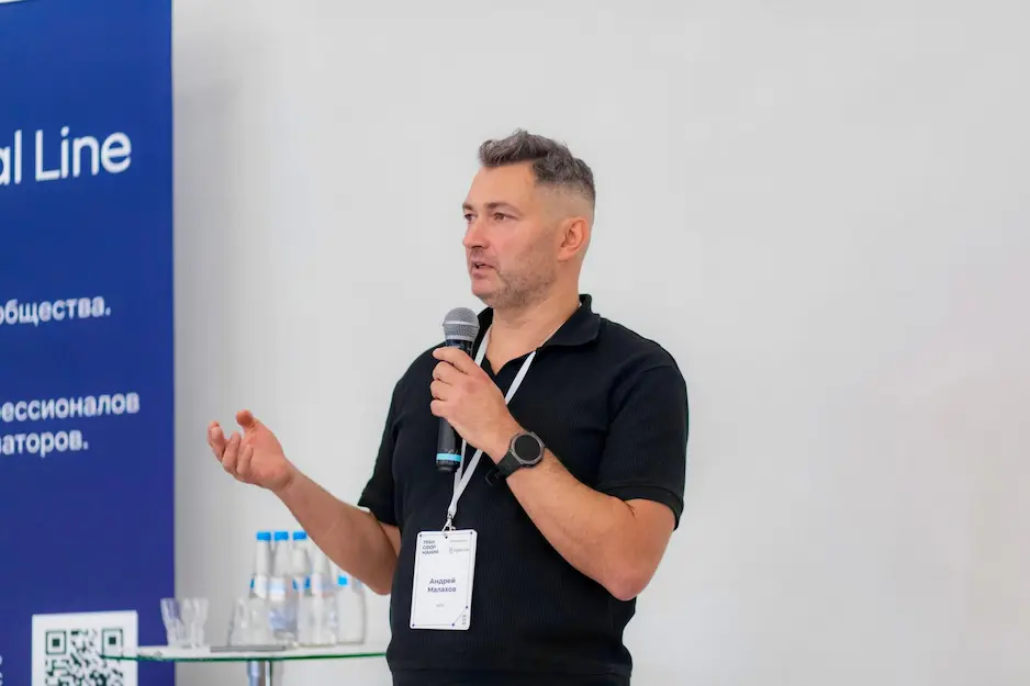 Начальник управления бизнес-решений компании МТС Андрей Малахов выступает на форуме для бизнеса
