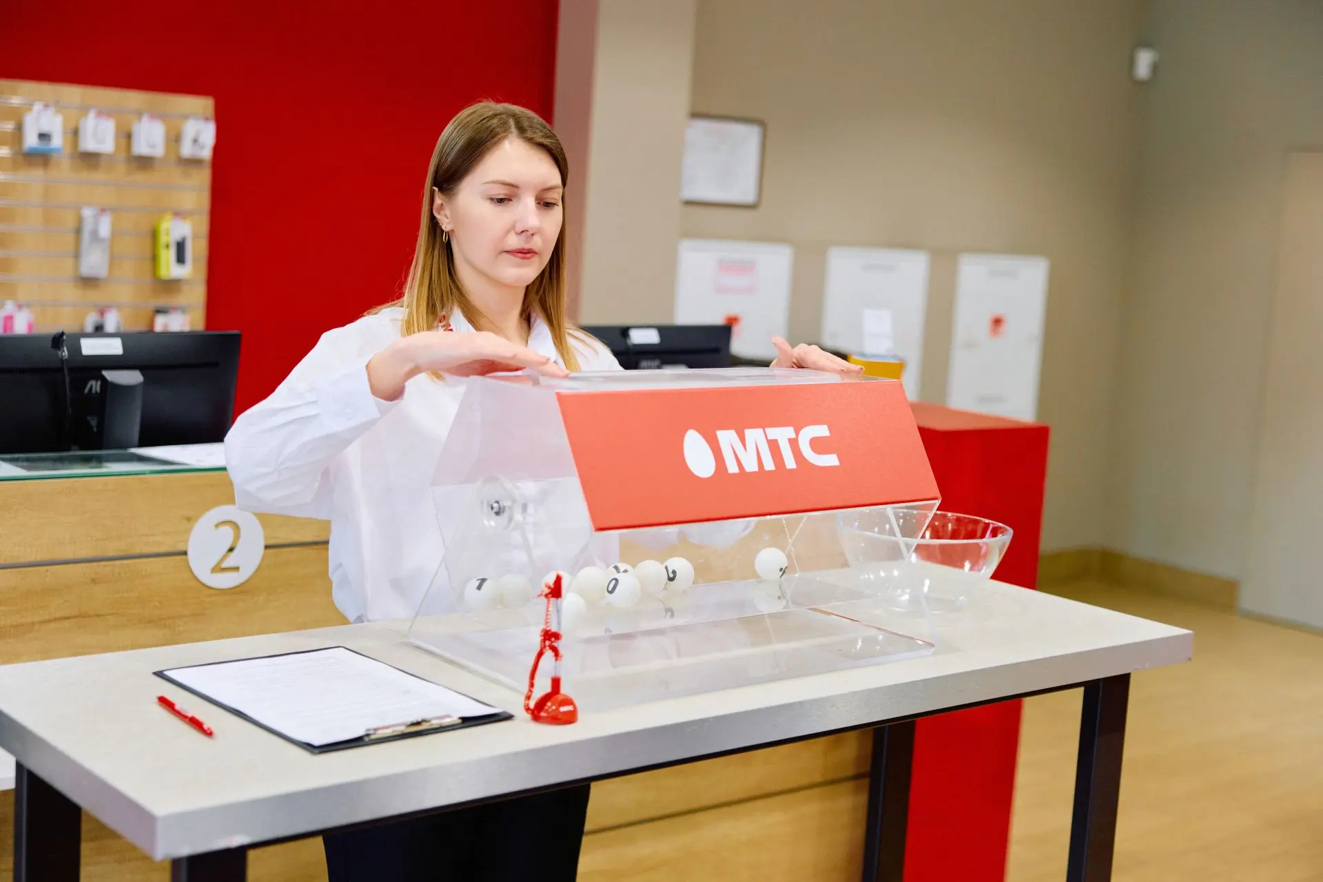 МТС разыграл первый из трех iPhone 17 среди самых экологичных белорусов