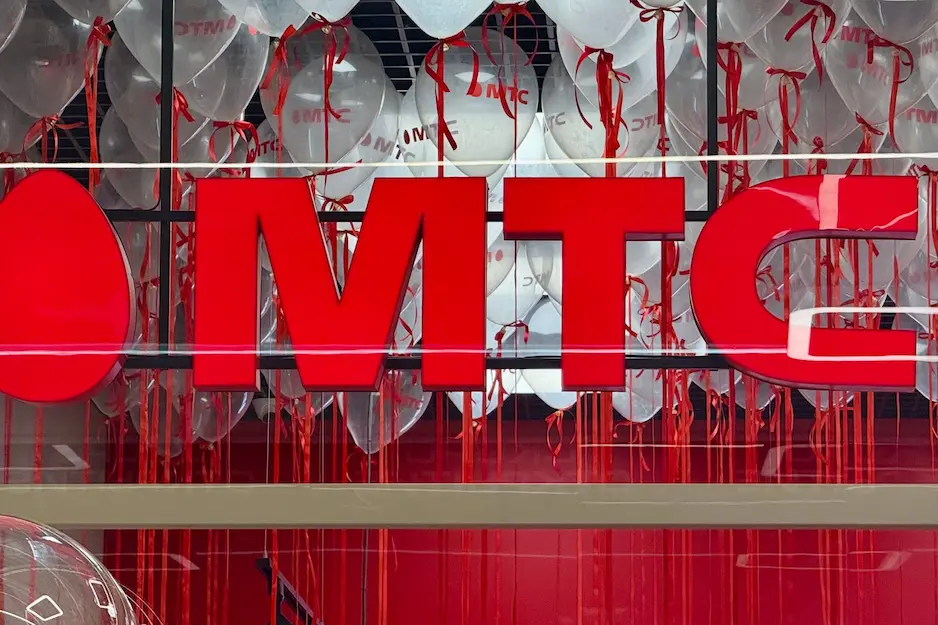 Логотип компании МТС в салоне связи в торговом центре Avia Mall