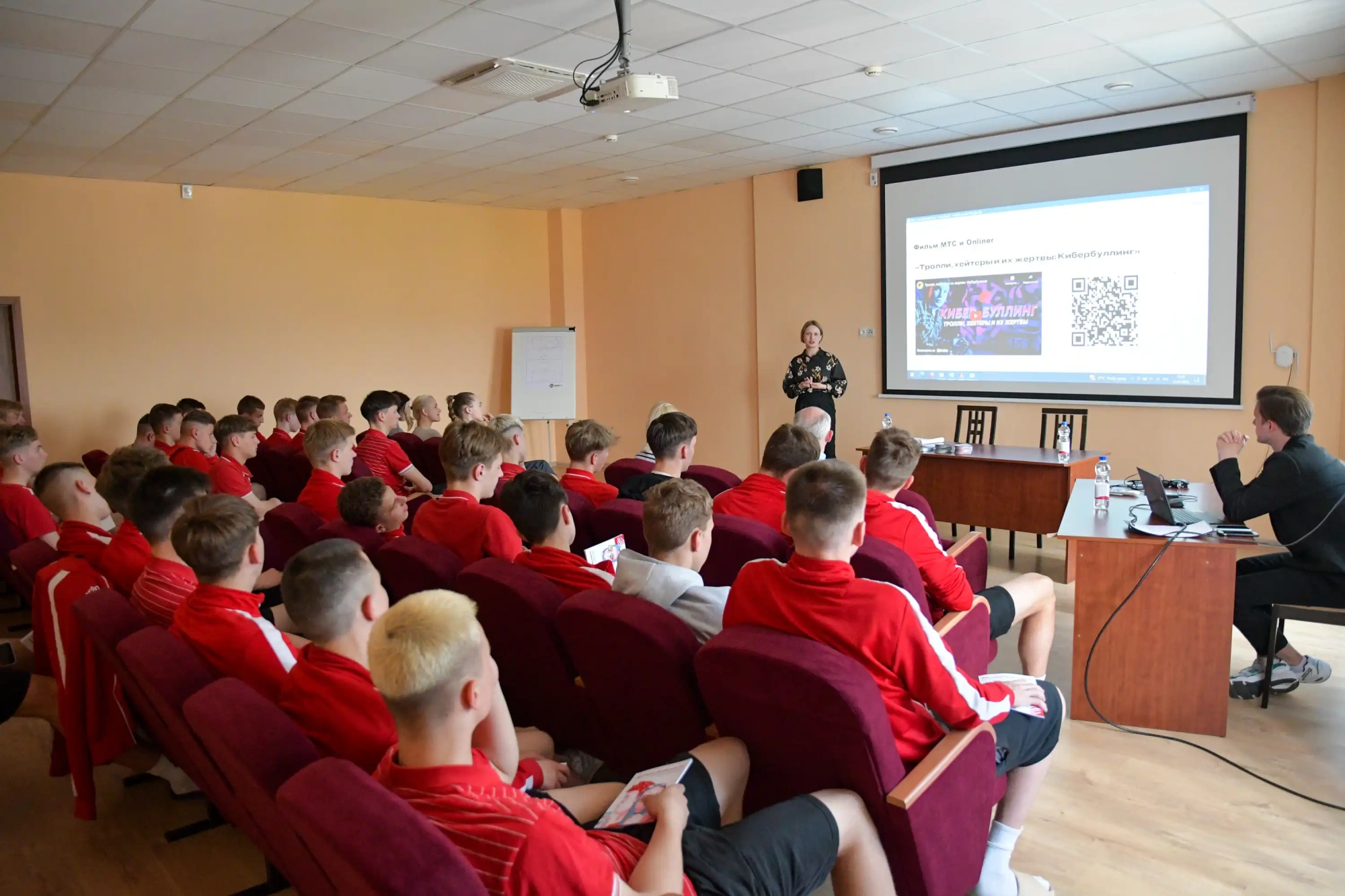МТС рассказал об инструментах помощи и профилактике кибербуллинга футболистам Академии футбола АБФФ