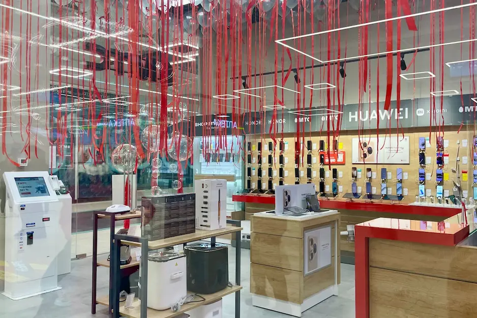 Вид внутри в салоне связи компании МТС