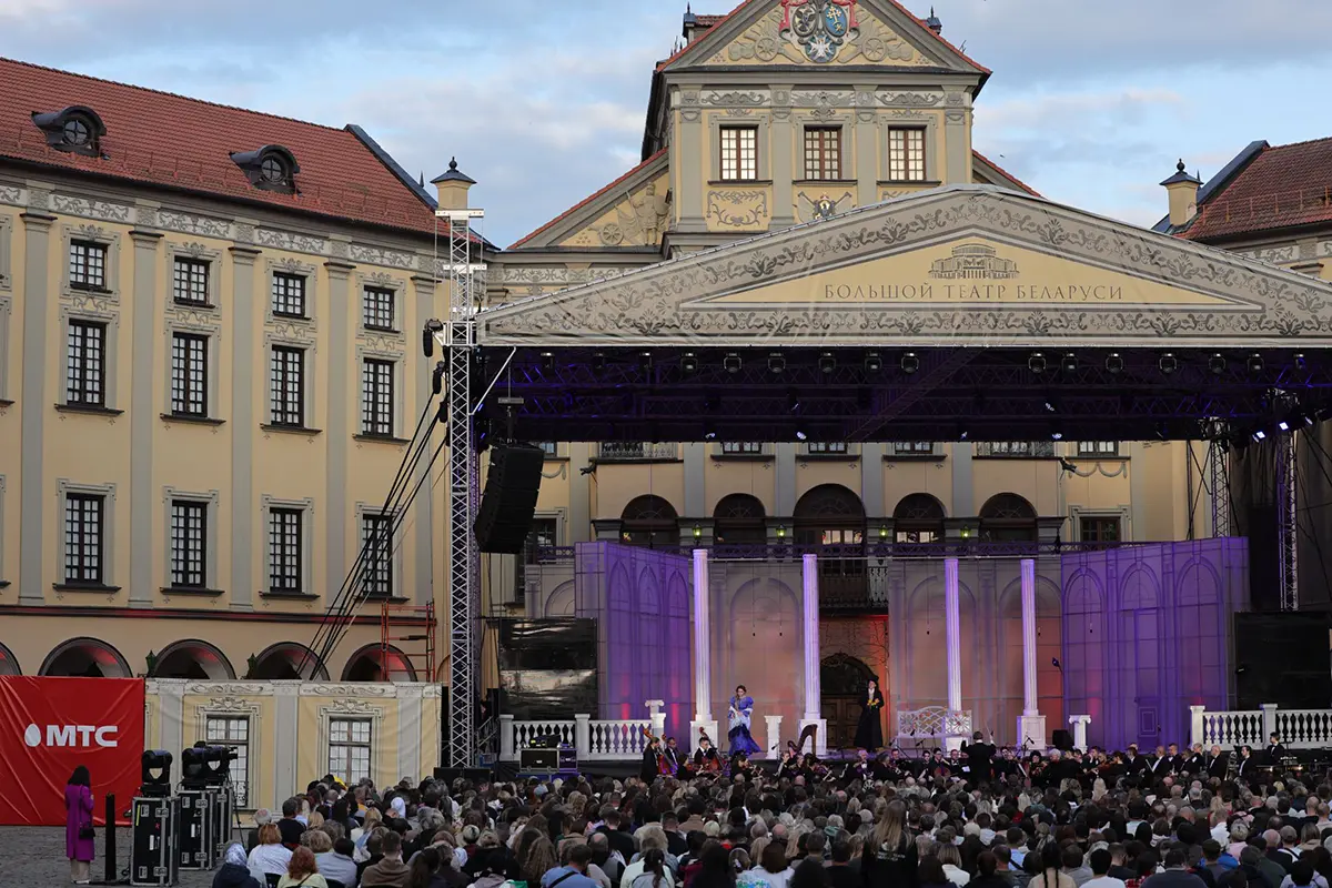 Более 4 тысяч зрителей: МТС поддержал юбилейный театральный open-air Большого театра в Несвиже