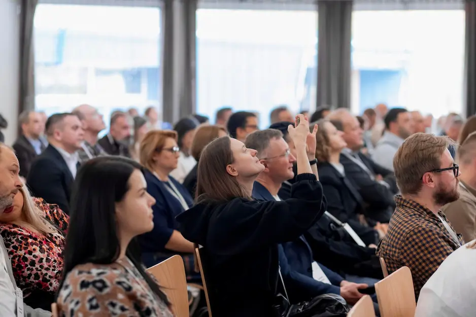 Зрительный зал слушает выступления спикеров на бизнес-форуме «Трансформания», где выступил представитель компании МТС