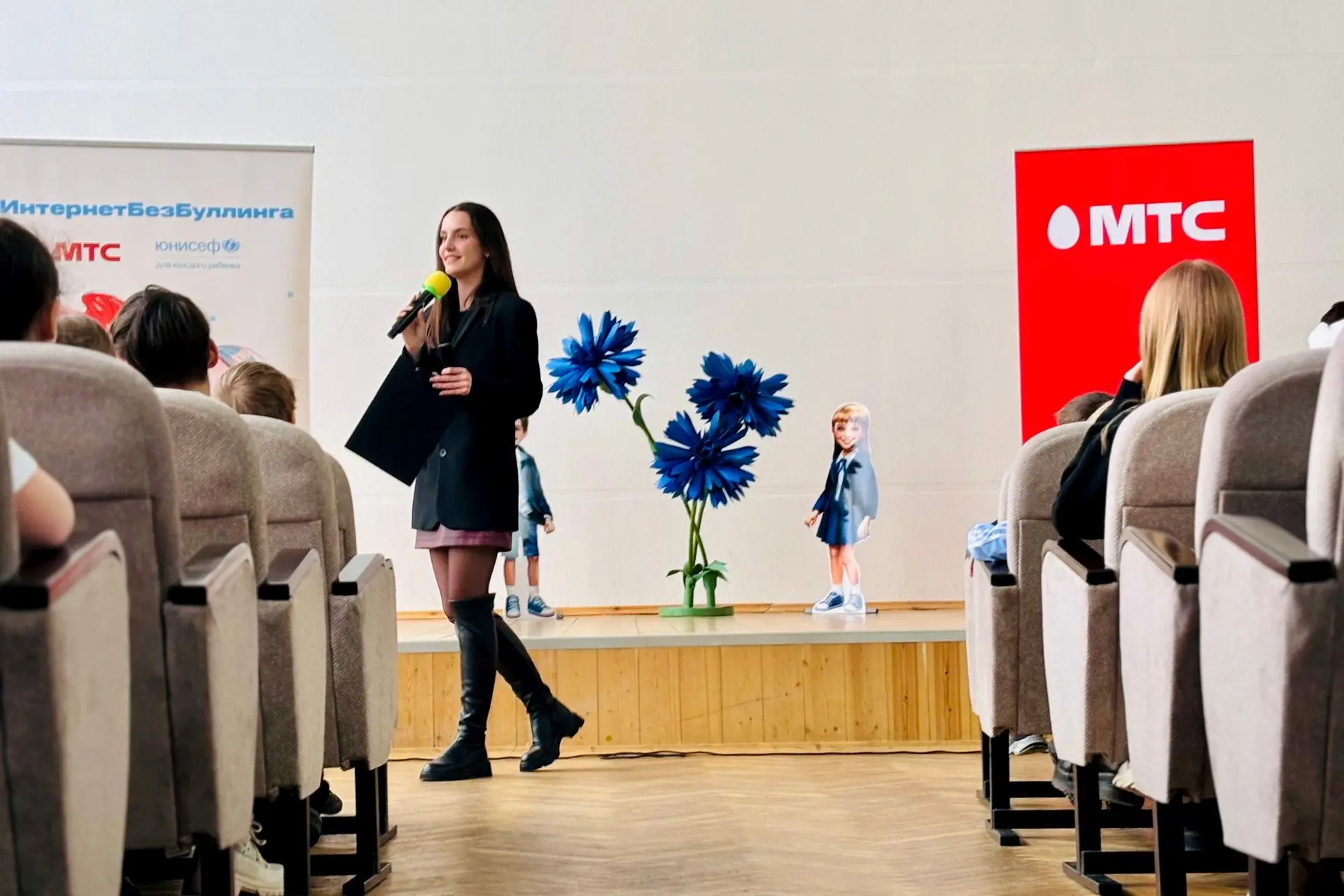 МТС провел в минской школе обучающее занятие по защите от кибербуллинга