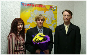 Игорь Савченко (справа) и Татьяна Махонько (слева) поздравляют Сергея Коцура